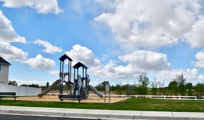 Building Photo - 3 Bedroom 2.5 Bath Townhome in West Haven!!