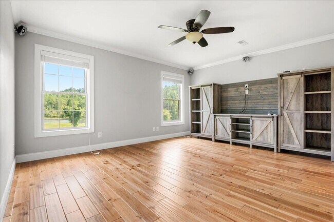 Building Photo - 200 Crooked Creek Dr