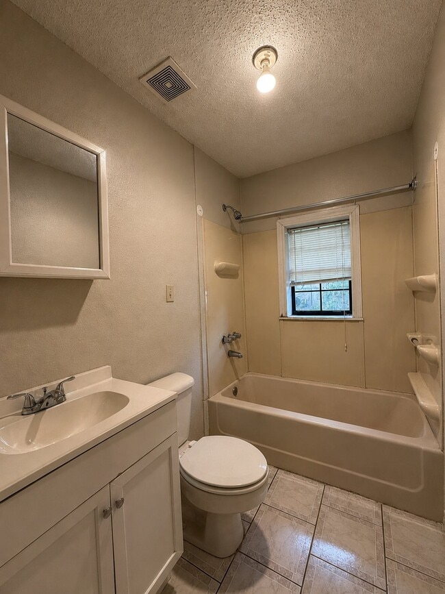 Building Photo - 712 Edgewood Cir