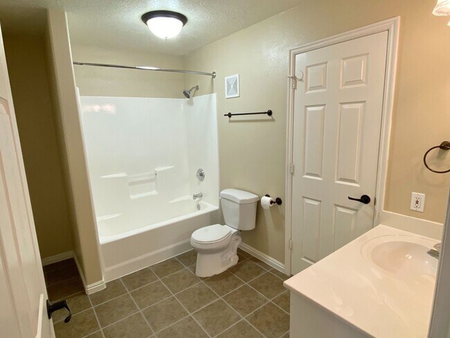 Building Photo - Beautiful 2 Bedroom Condo in North Orem