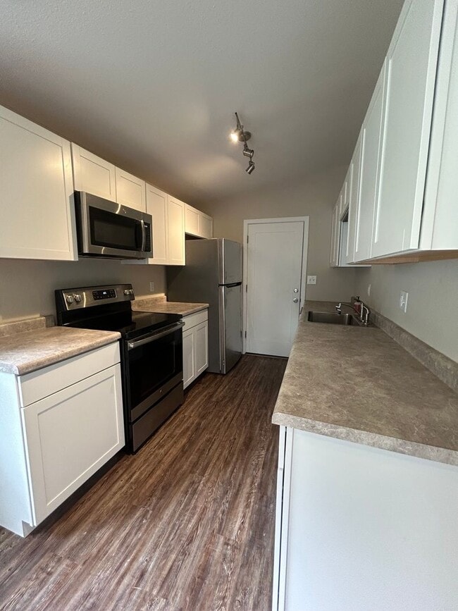 Building Photo - Charming 3 Bedroom Home with Garage & Fenced Yard