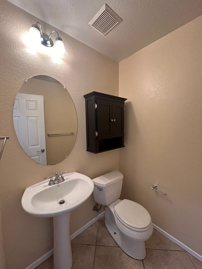 Building Photo - Move in special !!! $1000 off first month rent on approved credit with a 1 year lease.