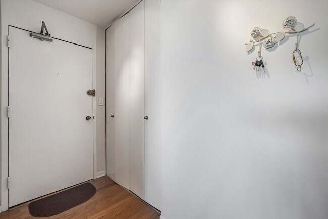 Building Photo - 70 W Burton Pl