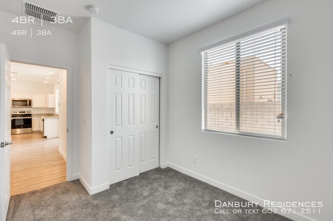 Building Photo - 2635 E Danbury Rd