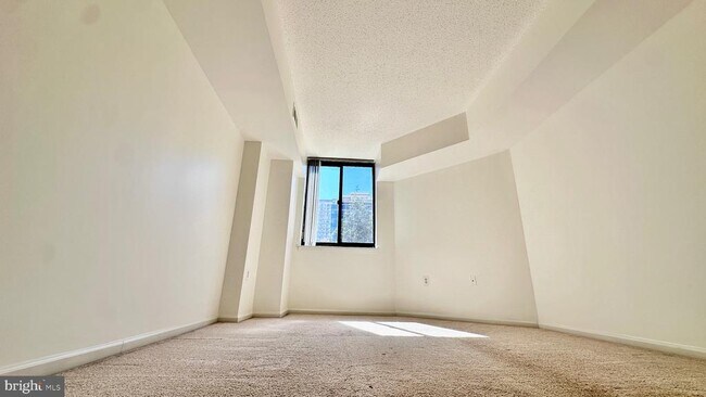 Building Photo - 1001 N Randolph St