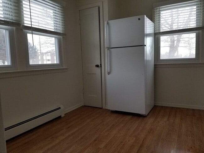 Building Photo - Hillsboro West One Bedroom Apartment, avai...