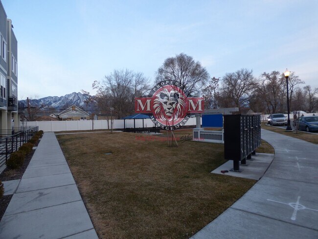 Building Photo - Great 3 Bd 2.5 Ba Townhome Rooftop Views