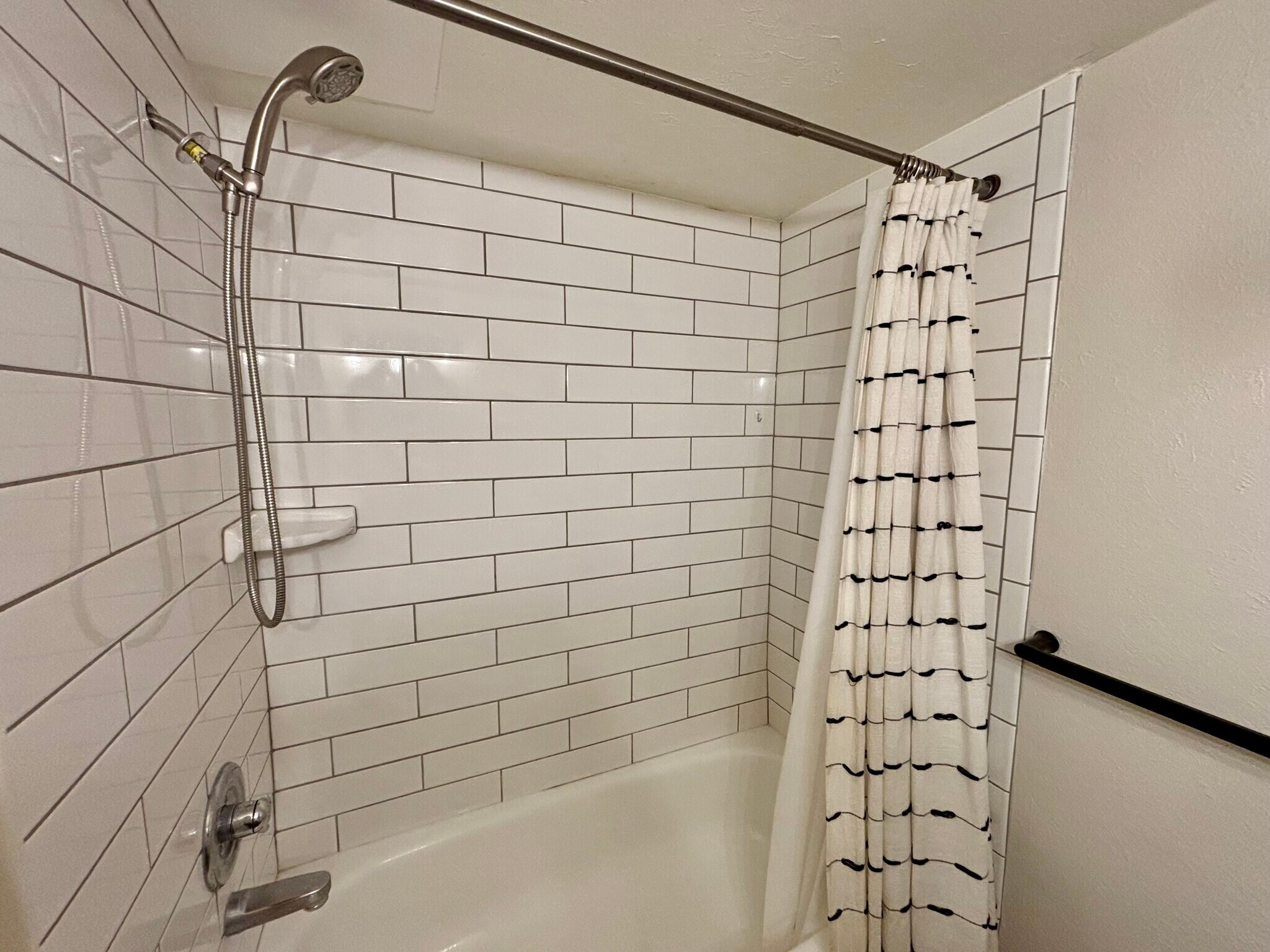 Shower & Tub - 1111 Ash St
