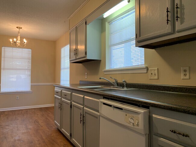 Building Photo - 814 Robin Hood Trail