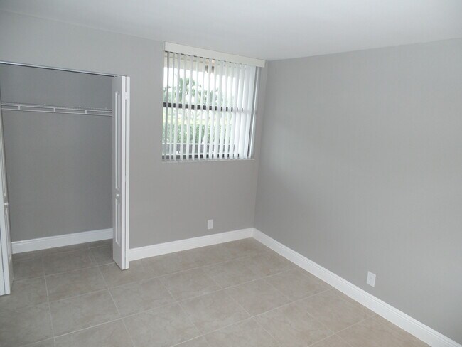 Building Photo - 118 Lake Emerald Dr