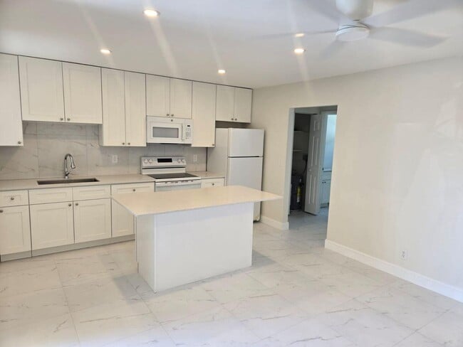 Building Photo - 620 S Broadway