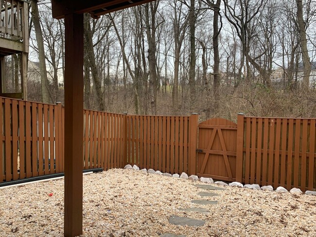 Building Photo - Spacious 3 Level Townhouse Backs to Trees