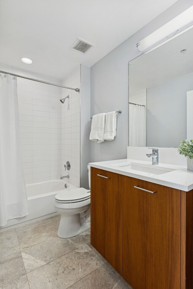 Building Photo - 1901 S Calumet Ave