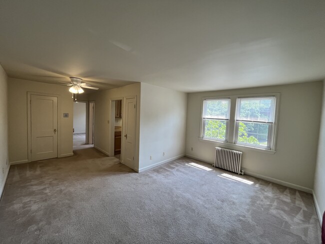 Living Rm from entrance door view - 1520 N Lancaster