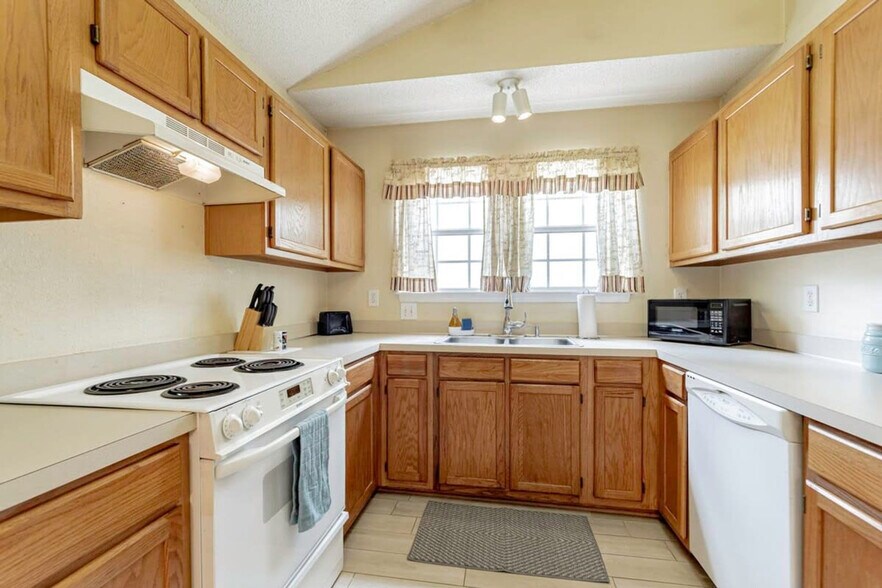 Building Photo - 818 Bentley Dr