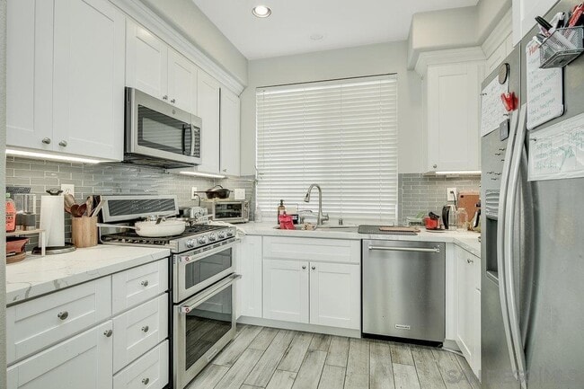 Building Photo - 2811 W Canyon Ave.