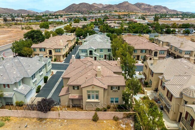 Building Photo - 3 Bed / 2.5 Bath Townhome | Open Layout + Modern Finishes
