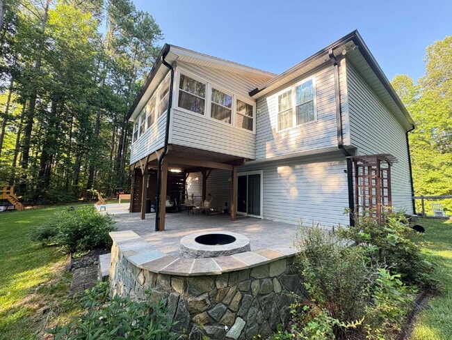 Building Photo - Spacious Multi-Generational Home on 3 Acre...