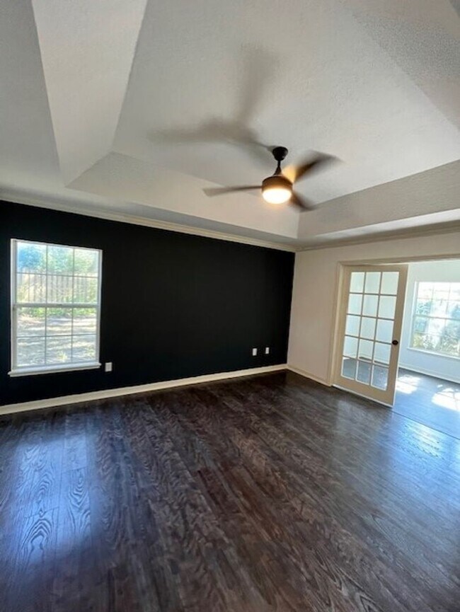 Building Photo - Beautiful and completely Renovated 3/2 fen...
