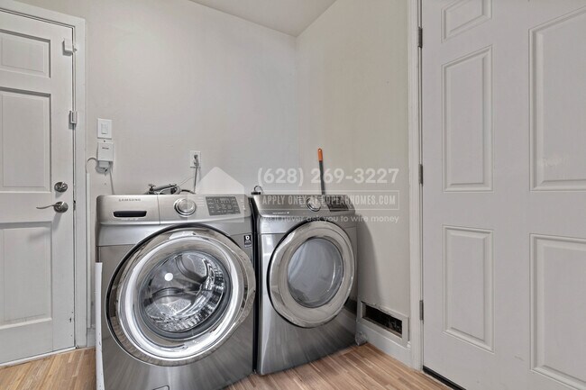 Building Photo - 2511 Kitmore Ln