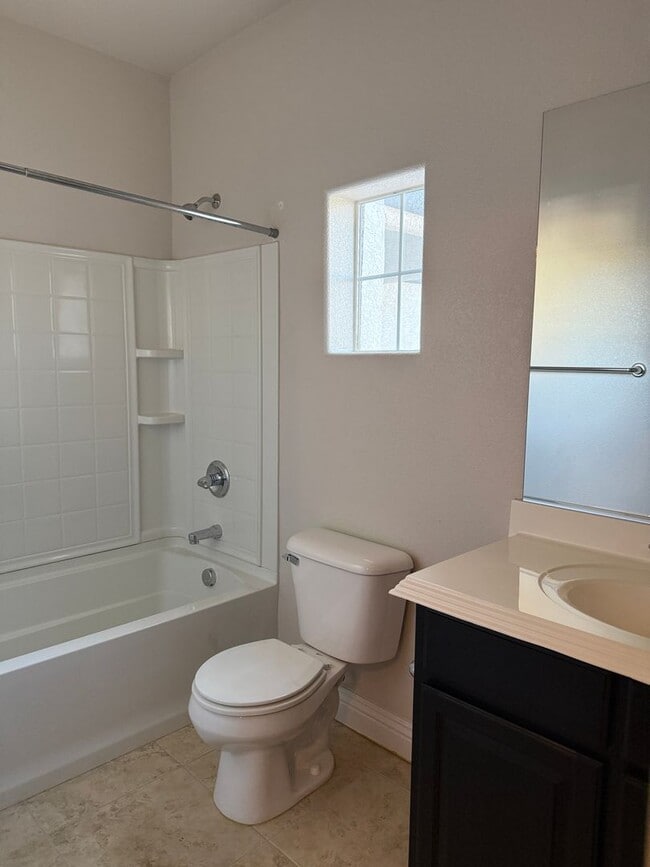 Building Photo - Fabulous Floor-Plan in Paradise Court!