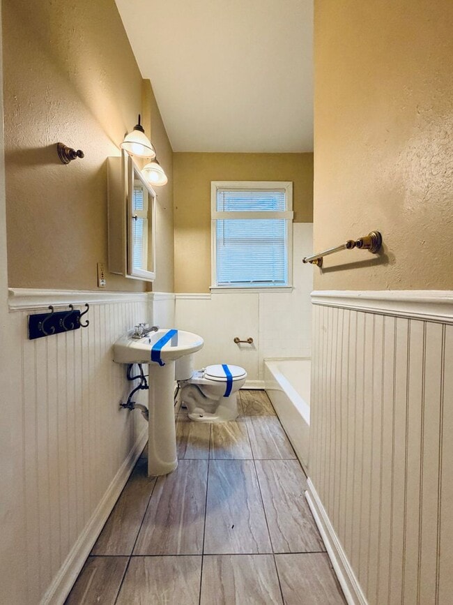 Building Photo - 831 Maury St