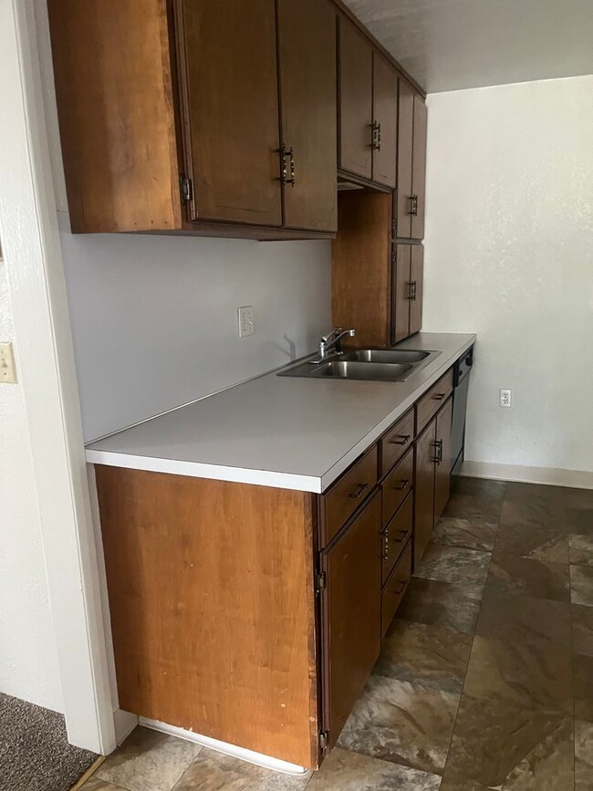 Building Photo - Nice 2 bedroom, 1 bath with yard.