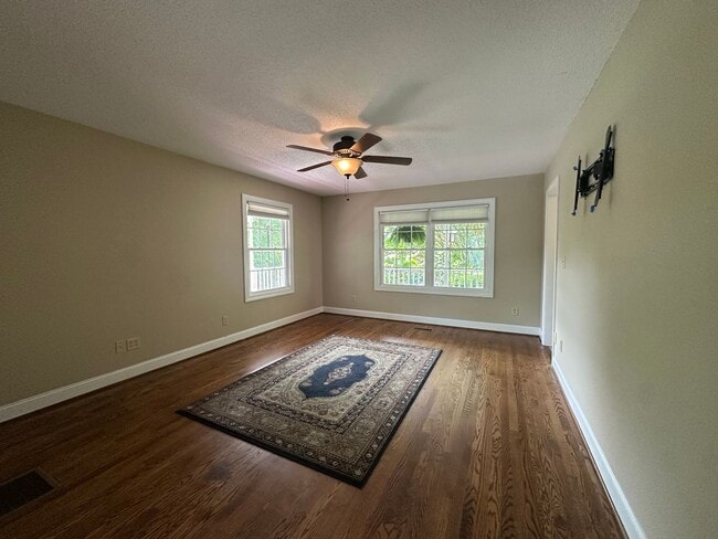 Building Photo - Large Weaverville Rental!