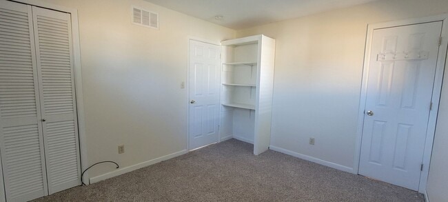 Building Photo - 2 bedroom 1 bath home with garage
