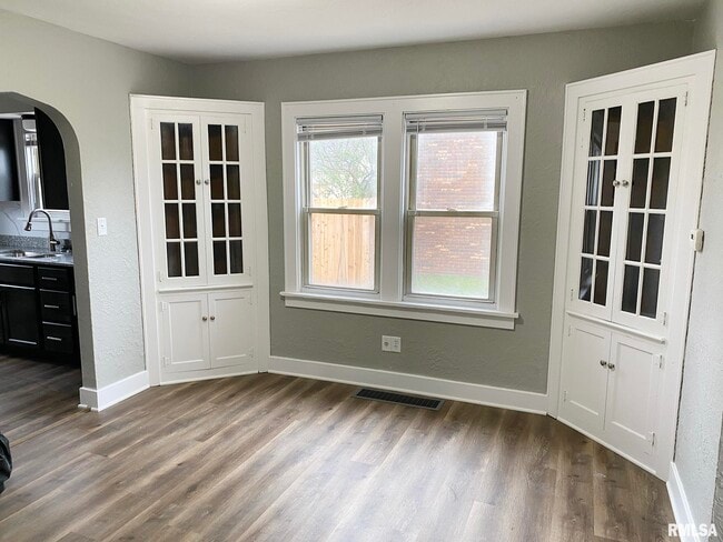 Building Photo - 303 Central St