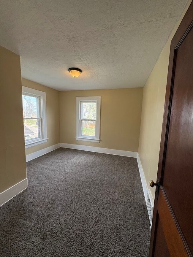 Building Photo - Three bedroom one bathroom home for rent