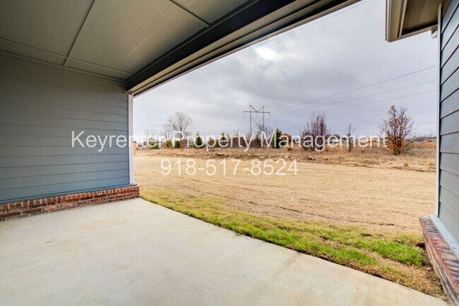 Building Photo - 4 BEDROOM CAPITAL HOME IN SAND SPRINGS!!!