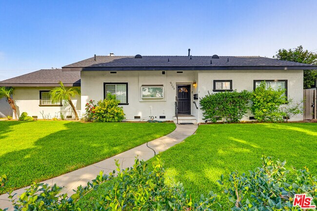 Building Photo - 9209 Paramount Blvd