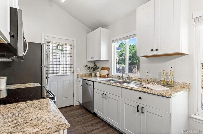 Building Photo - 3BD, 2BA Aurora Home with 2-Car Garage and Back Yard