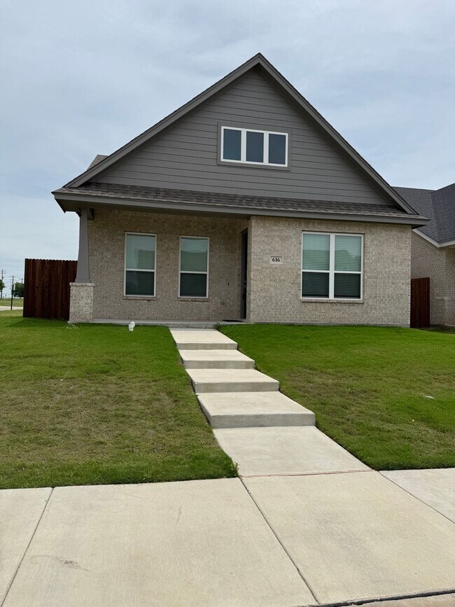 Building Photo - 3/2/2 Open concept and conveniently located for commuters