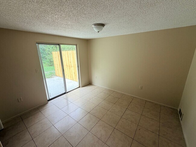 Building Photo - 2/1 in New Port Richey