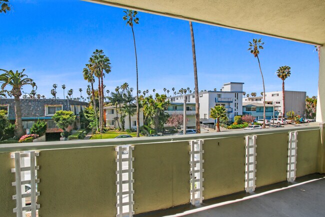 Building Photo - 937 6th St in Santa Monica - North of Wilshire and 6 blocks to the beach!