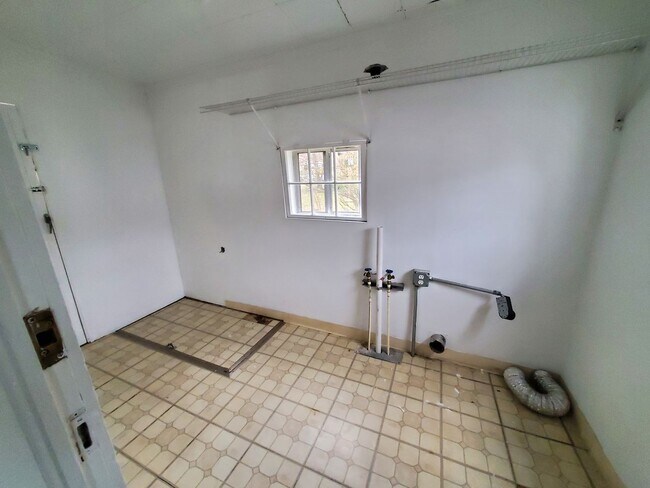 Building Photo - Get it now to see it. Perfect for young family. Great location
