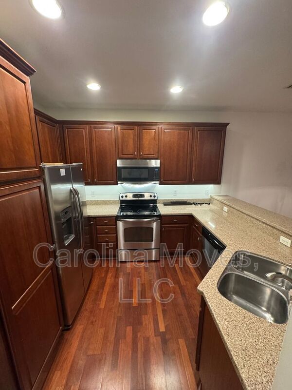 Building Photo - 121 Pine Walk Dr