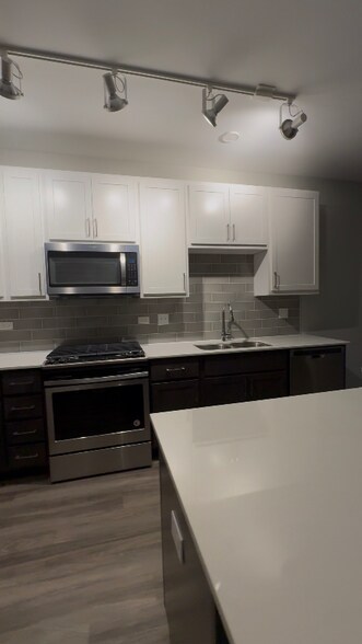 Building Photo - 1010 Maple Ave