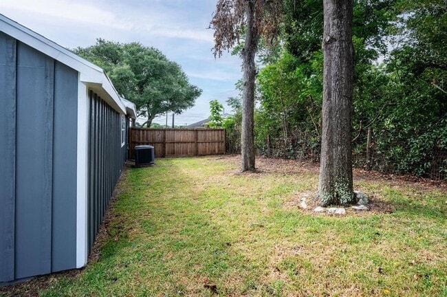 Building Photo - 426 N Holland St