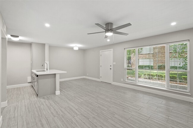Building Photo - 2101 Fountain View Dr