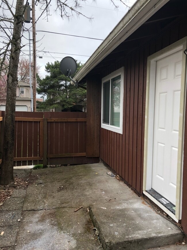 Building Photo - 2 Bedroom 1 bath in NW Corvallis