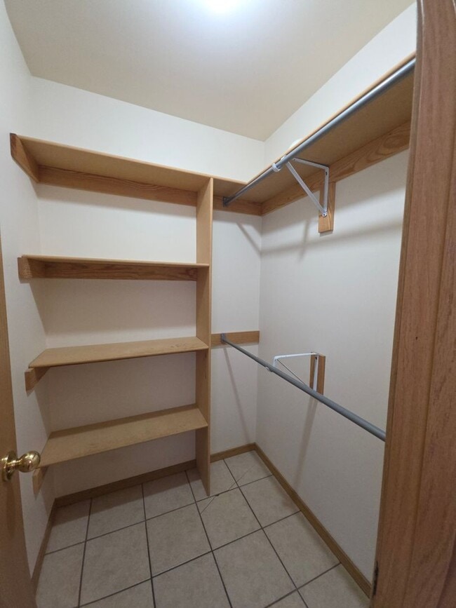 Building Photo - 1109 S Oswego Ave