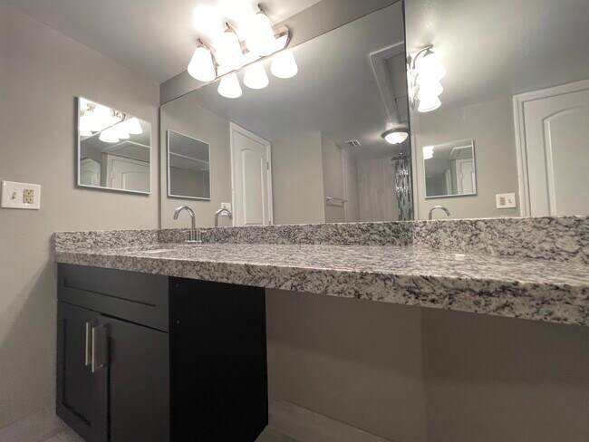 Building Photo - 2803 N Oakland Forest Dr