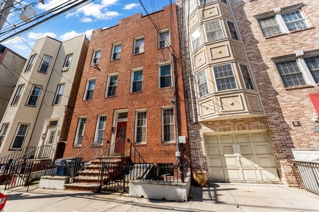 Building Photo - 120 Monroe St