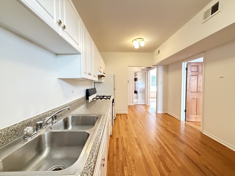 Building Photo - 4407 N Paulina St
