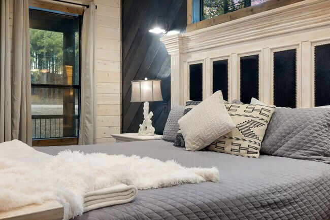 Building Photo - 222 Lost Creek Trl