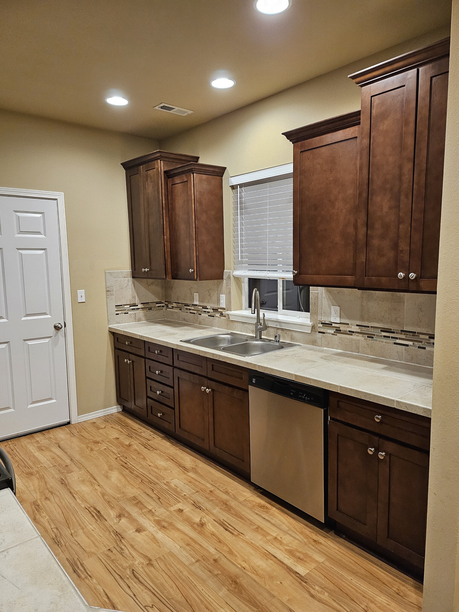 kitchen - 623 Rivenhurst St