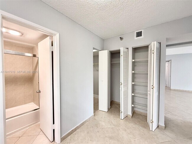 Building Photo - 20505 E Country Club Dr